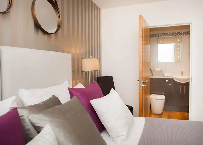 Stylish And Central Two Bedroom & Two Bathroom Apartment With Free Parking
