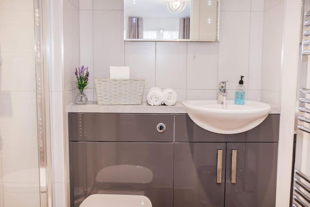 Stylish And Two Bedroom & Two Bathroom With Free Parking * Bath